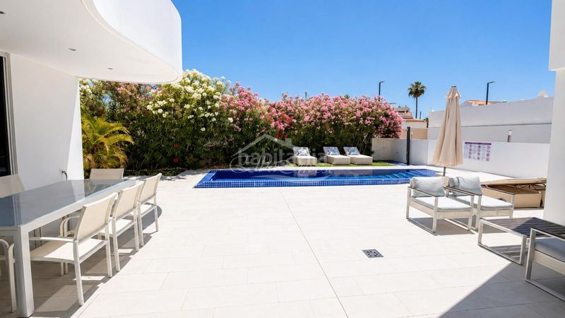 Foto ba77a4b1-9427-4a7a-afff-33d42bd7e4ee. Xalet amb aparcament piscina a La Caleta Adeje