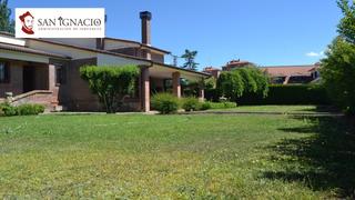 Chalet à Villarcayo de Merindad de Castilla la Vieja. Chalet unifamiliar con piscina y pista de tenis comuitaria