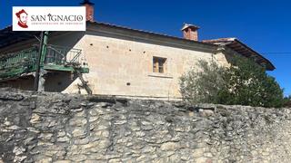 Casa a Villarcayo de Merindad de Castilla la Vieja. Casa de pueblo con patio a la venta en salazar.
