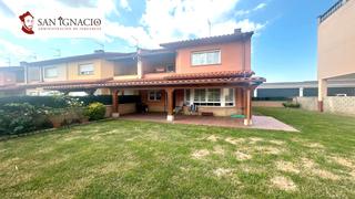 Casa adossada a Villarcayo de Merindad de Castilla la Vieja. Bonito chalet pareado con piscina comunitaria a la venta en vill