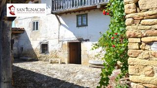Casa  Calle mozares. Casa de pueblo con amplio pórtico exterior cerca de villarcayo