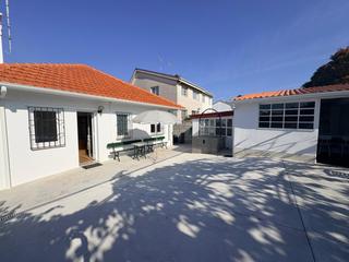 Rent House in Oleiros Pueblo. Oleiros casa individual de tres dormitorios con jardín