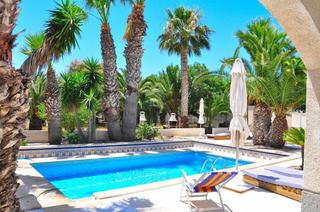 Chalet in El Parador de las Hortichuelas. Chalet con piscina en zonas verdes