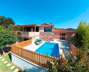 Chalet à Priegue. Bonita casa rústica, con piscina y vistas al mar.