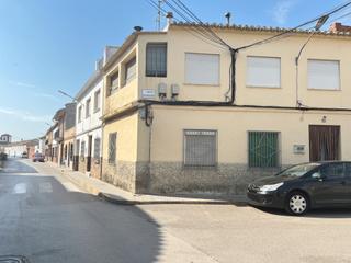 Casa a Calle san bartolomé 26. Venta de casa en esquina céntrica