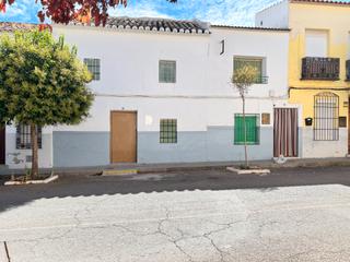 Mas  Calle cruces. Venta de casa antigua con patio y cochera