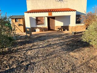 Masia a Villafranca de los Caballeros. Venta de pequeña casa en el campo con una parcela vallada