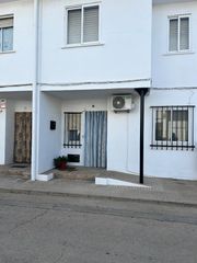 Casa adossada a Herencia. Venta de pequeño adosado con patio