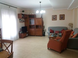 Reihenhaus in Herencia. Venta  de adosado seminuevo tres plantas más buhardilla