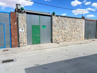 Casa in Villafranca de los Caballeros. Venta de parcela con vivienda dentro