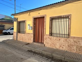 Haus in Herencia. Venta de casa de planta baja en esquina