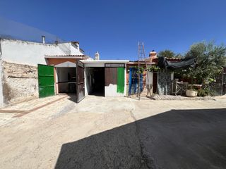 Terreno residenziale in Herencia. Venta de parcela con 2 cocheras y cocina campera