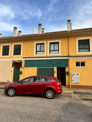Casa adossada a Malagón. Venta de casa adosada nueva amueblada con patio grande