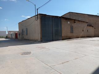 Terreny residencial  Calle los carreteros. Nave mas cocina con piscina en un enorme terreno urbano