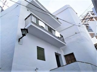 Casa a Cómpeta. Tradicional casa de pueblo con 3 dormitorios y terraza con vista