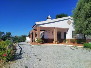 House in Canillas de Albaida. Impresionante casa de campo con piscina en el parque natural, ca