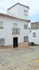 Casa a Cómpeta. Tradicional casa de pueblo de 4 dormitorios con apartamento inde