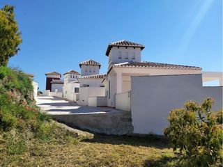 House in Canillas de Albaida. Villa a estrenar de 3 dormitorios con piscina en canillas de alb