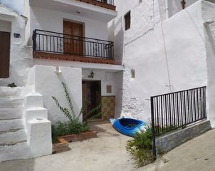Casa a Salares. Tradicional casa de pueblo en salares
