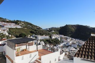 Casa a Cómpeta. Casa de pueblo con 5 dormitorios y garage en cómpeta