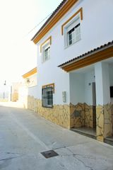 Casa a Cómpeta. Moderna casa de pueblo de 3 habitaciones con maravillosas vistas