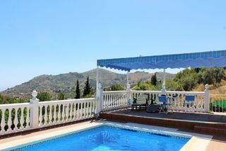 Casa a Cómpeta. Casa de campo en venta en competa con piscina y unas preciosas v