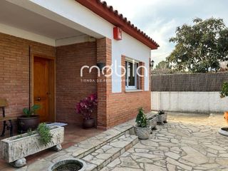 Casa  Av baixador. En el barrio de mas janer, muy cercano al collserolla, encontram
