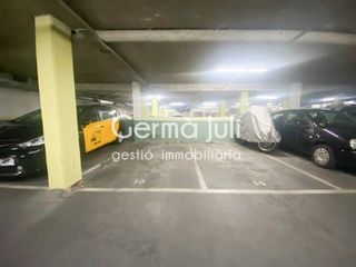 Miete Autoparkplatz in Centre. Garaje en alquiler en centre