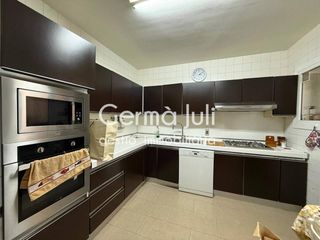 Miete Etagenwohnung  Avenida president companys. Amplio piso de 4 habitaciones en el centro de badalona