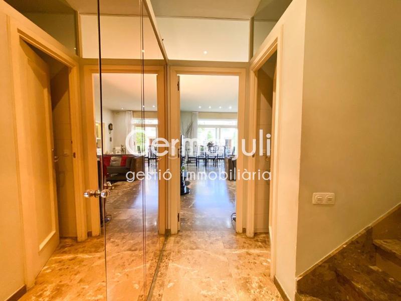 Foto 0db18132-ee1d-4dc6-9aa1-0cf5ba7e265d. Casa pareada  en venta en Centre en Centre Badalona