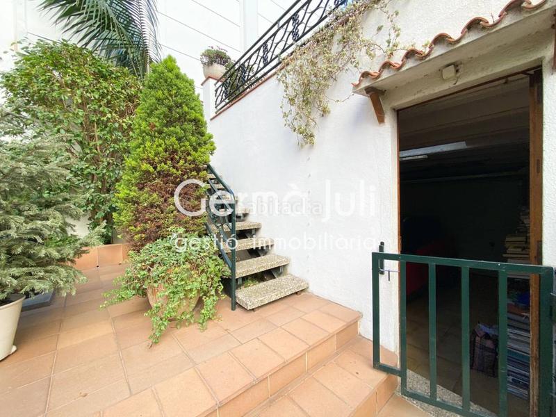 Foto 1715d911-d64b-43d3-8ae5-8ca8a5c3002a. Casa pareada  en venta en Centre en Centre Badalona