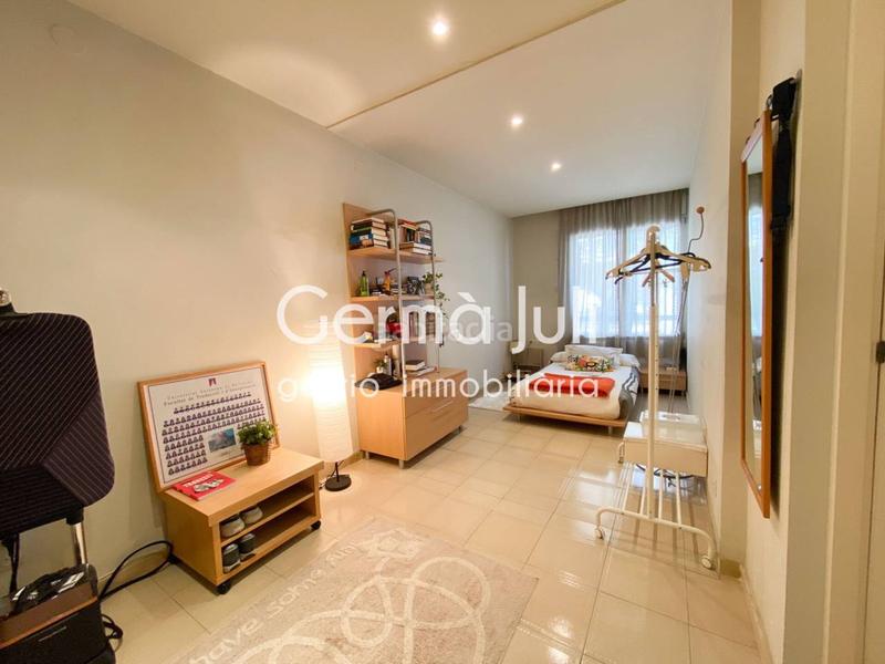 Foto 27f99b92-0887-4a79-8668-f2ec2af7b18c. Casa pareada  en venta en Centre en Centre Badalona