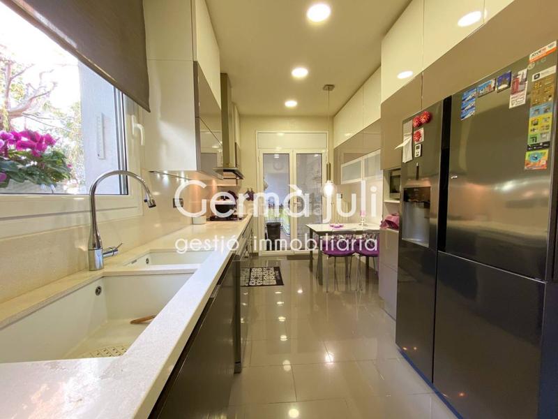 Foto 397f0d0f-b6b0-44e4-9d48-1f4e5f11ac7a. Casa pareada  en venta en Centre en Centre Badalona