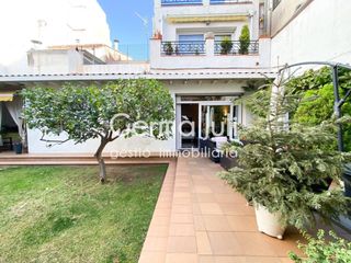 Casa aparellada a Centre. Casa pareada en venta en centre