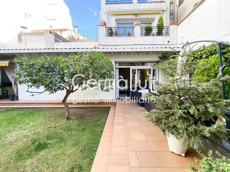 Foto dc0d6d3b-4a75-4162-8e9e-196c598d820e. Casa pareada  en venta en Centre en Centre Badalona