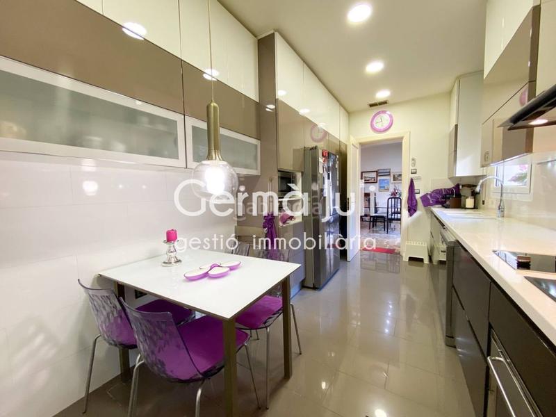 Foto ee57df1c-2cc7-4c51-9d27-65bc7dce3ff9. Casa pareada  en venta en Centre en Centre Badalona