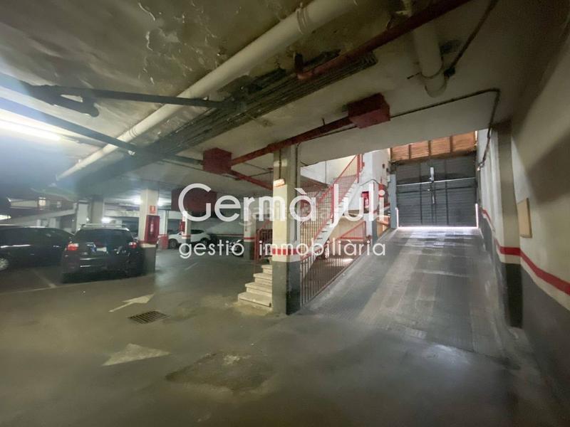 Foto 5931cee1-c010-46a8-b04d-1b8ca2b49ff0. Aparcament cotxe a Centre Badalona