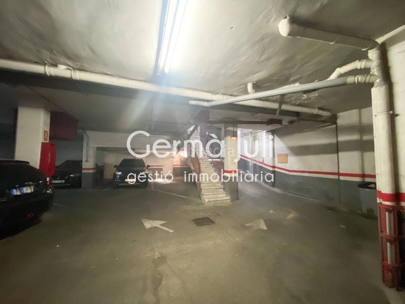 Foto c21c45ee-1594-432c-9321-b6cfcef17181. Aparcament cotxe a Centre Badalona