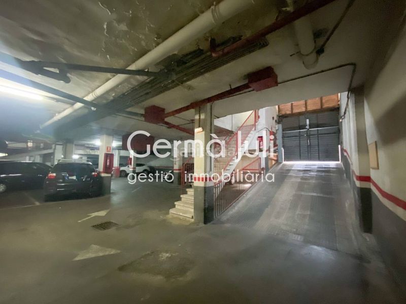 Foto fe4cefb7-d6af-4e21-8792-738fb6a08a6d. Aparcament cotxe a Centre Badalona