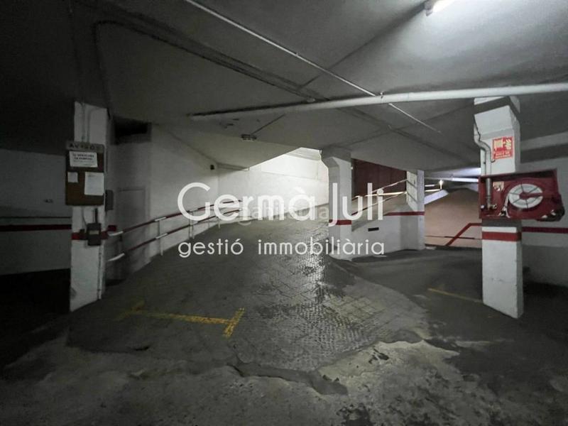 Foto fe8fb0a8-4446-4567-986c-560fb80bdf16. Aparcament cotxe a Centre Badalona
