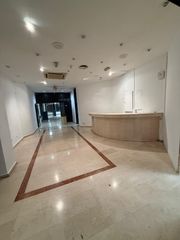 Lloguer Local Comercial  Carrer de ramon muntaner. Alquiler local zona s'escorxador