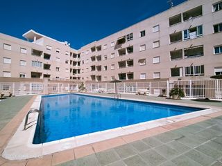 Rent Apartment in Calle joaquín chapaprieta 148. Alquiler todo el año 2 dormitorios con  piscina centro torreviej