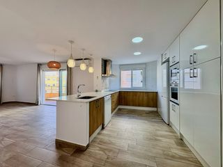 Alquiler Piso en Calle fuensanta 61. Bonito, amplio, luminoso y  moderno piso 3 dormitorios 2 baños