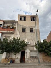 Édifice à Avinguda de lluís companys 109. Casa en mora la nova
