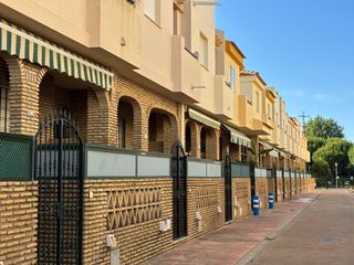 Maison jumelée à Calle rosa de los vientos 38. Venta adosado la antilla con piscina y garaje