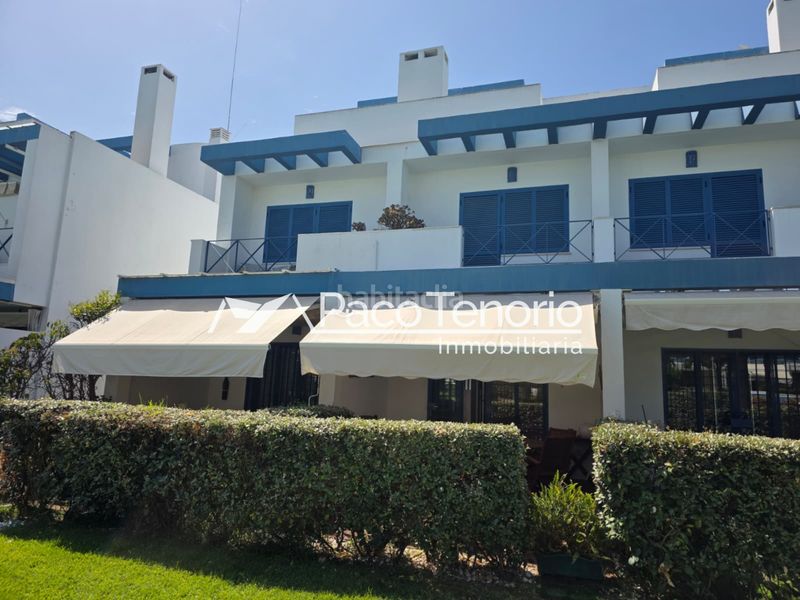 Foto 61b1a9f6-392e-4812-854a-1f71da230fb7. Casa adossada a paseo del golf 2 a Islantilla golf Islantilla