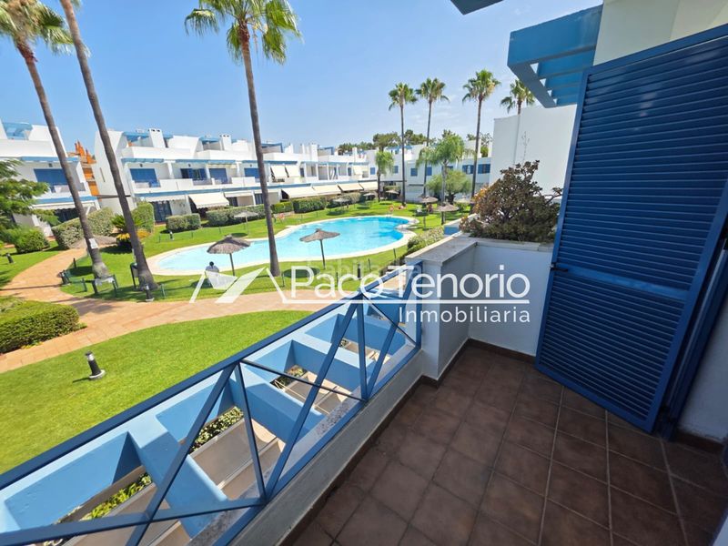 Foto 9a47c999-e769-47db-b7c8-8686fa07cd7b. Casa adossada a paseo del golf 2 a Islantilla golf Islantilla
