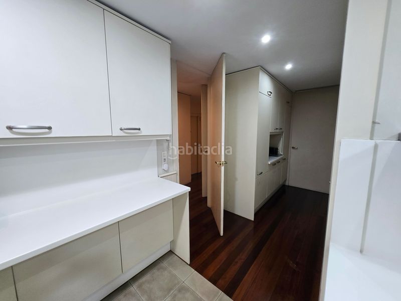 Foto f8c8b2d7-2fb8-4d89-8d4c-a2fc39cba5f4. Pis amb xemeneia calefacció aparcament a Tres Torres Barcelona
