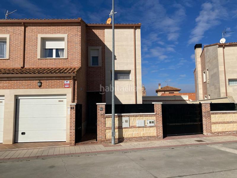Foto d2e7b5c0-ce53-4583-84ab-749d2a5f5e61. Casa pareada en calle la cobatilla 22 impecable vivienda mejor que a estrenar. en Matapozuelos
