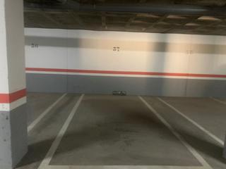 Lloguer Aparcament cotxe a Callejón de la alcoholera 10. Gran garaje ancho para coche y moto entre columnas